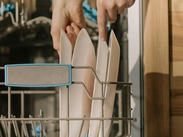 Ніколи не робіть цього: одна звичка "вбиває" роботу посудомийки