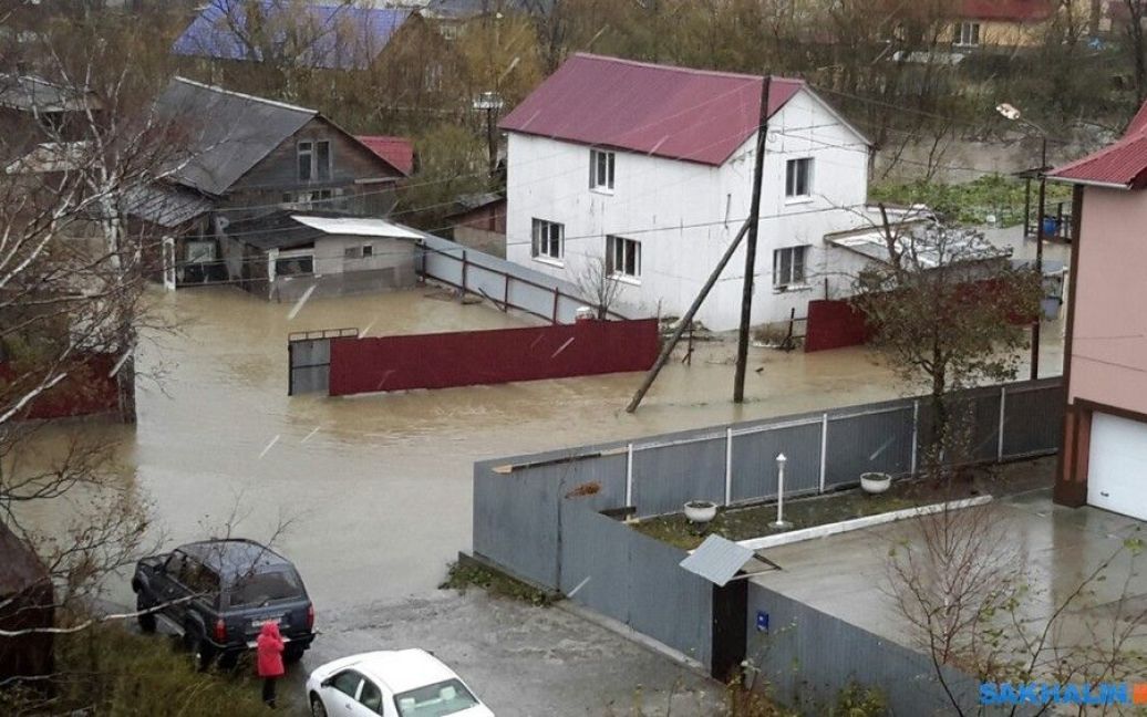 Несколько жилых районов вновь оказались под водой / © sakhalin.info