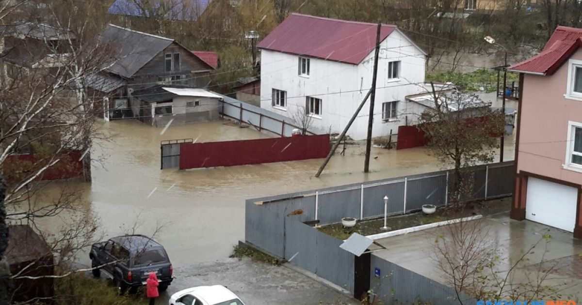 Несколько жилых районов вновь оказались под водой / © sakhalin.info