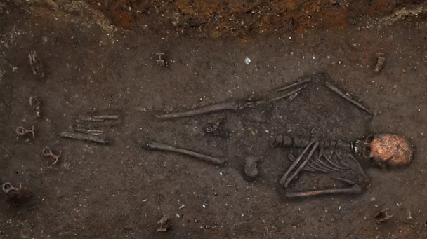 Скелет дівчини, яка померла 1300 років тому. Фото: University of Cambridge Archaeological unit.