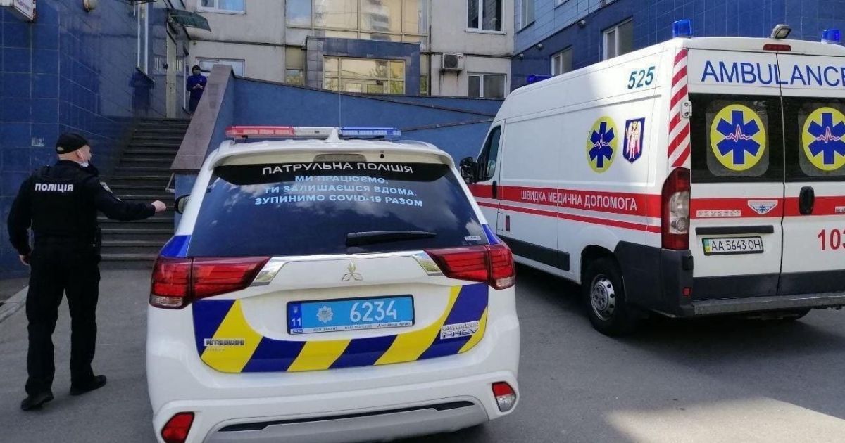В Киеве 5-летний мальчик потерял сознание после падения с самоката: патрульные доставили ребенка в больницу
