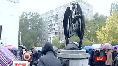 У Дніпрі вшанували жертв вибуху у житловому будинку на вулиці Мандриківській