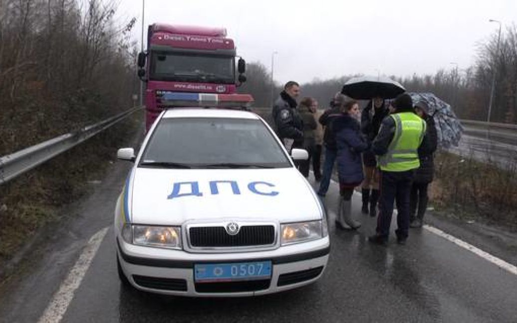 Грузовики в сопровождении полиции уехали из области / © Главное управление Национальной полиции в Закарпатской области