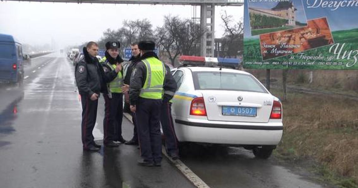Грузовики в сопровождении полиции уехали из области / © Главное управление Национальной полиции в Закарпатской области