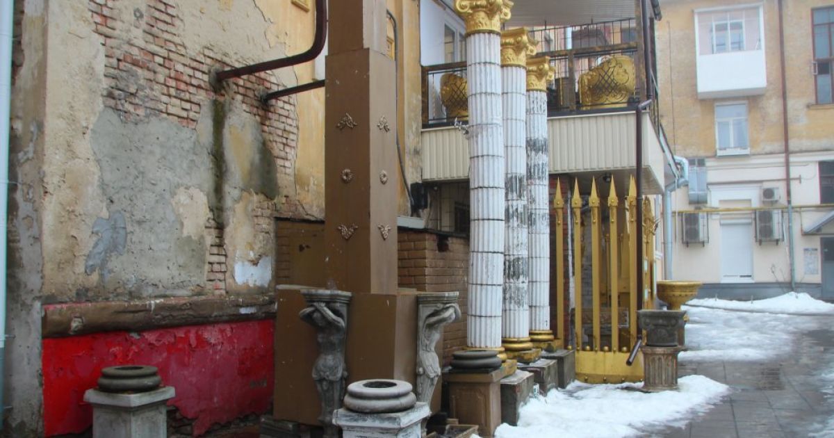 Золоті статуї, колони і облуплені стіни: як американець в центрі Полтави з багатоповерхівки зробив "хату Зевса"