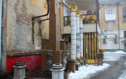 Золотые статуи, колонны и облезлые стены: как американец в центре Полтавы из многоэтажки сделал "дом Зевса"