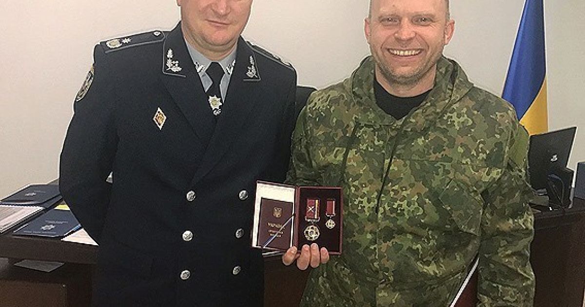 Порошенко наградил полицейского, который принимал участие в столкновениях с Парасюком