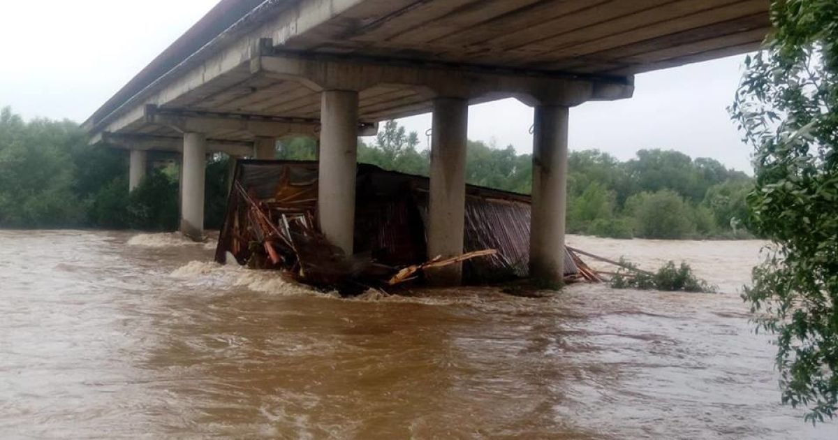 На Прикарпатье высокая вода смыла в реку колыбу