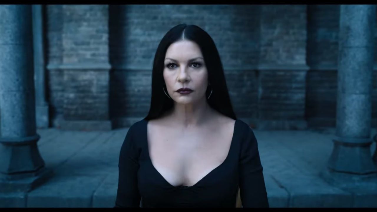 Catherine Zeta-Jones as Morticia Addams / © 