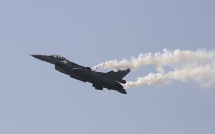 Украинских пилотов могут учить летать на американских истребителях F-16: что для этого нужно