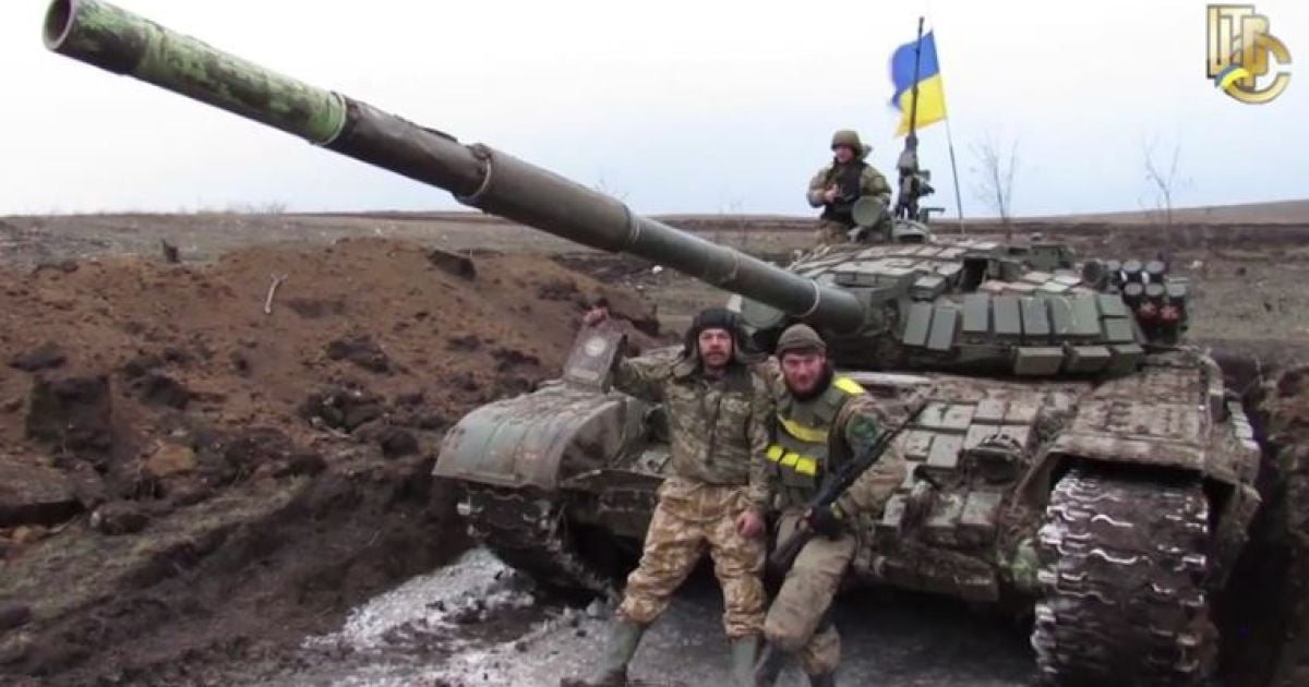 Силовики вивісили на танк український прапор