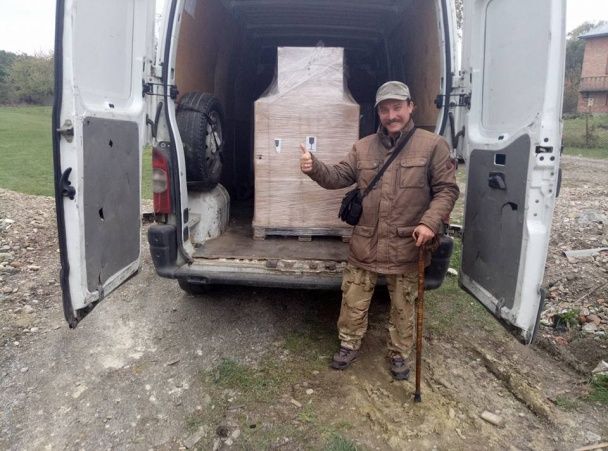 Ігор Чернецький біля буса з вантажем для "Бандерівського схрону" / © facebook.com/Ігор Чернецький