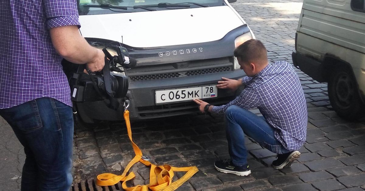 Журналистам "ДжеДАИ" предлагали бросить гранату в машину: социальная провокация на дорогах Киева