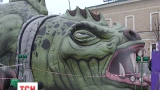 На центральній площі у Харкові з'явився 45-метровий дракон