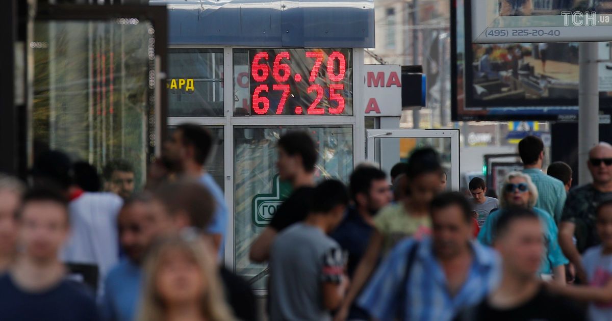 "Чтобы не мозолили глаза". В России запретили показывать курсы валют на уличных табло