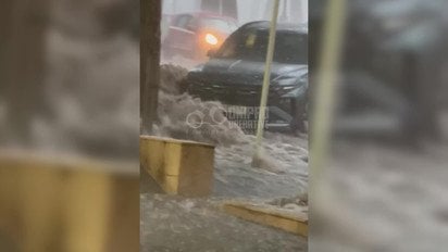 В Днепре отдельные улицы ушли под воду после дождя.