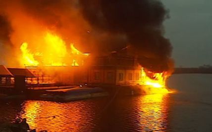 В Киеве дотла сгорел ресторан на Днепре