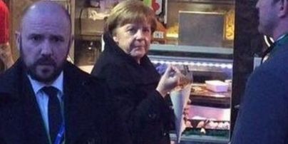 Народный перекус: Меркель не побрезговала картошкой-фри в уличном кафе