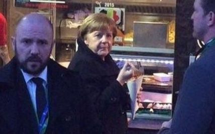 Народный перекус: Меркель не побрезговала картошкой-фри в уличном кафе