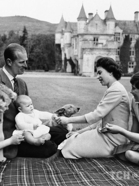 Королева Єлизавета II з сім'єю в замку Балморал / © Associated Press