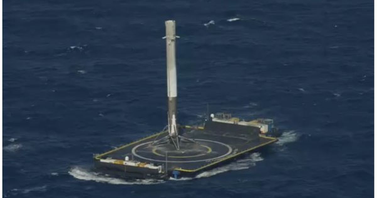 Ракета Falcon 9 впервые успешно приводнилась в океане