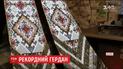 Екс-міліціонерка в Кривому Розі сплела найбільшу в Україні жіночу прикрасу з бісеру