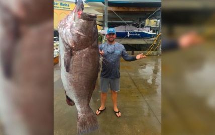 В США мужчина вытащил гигантскую 159-килограммовую рыбу высотой с человека
