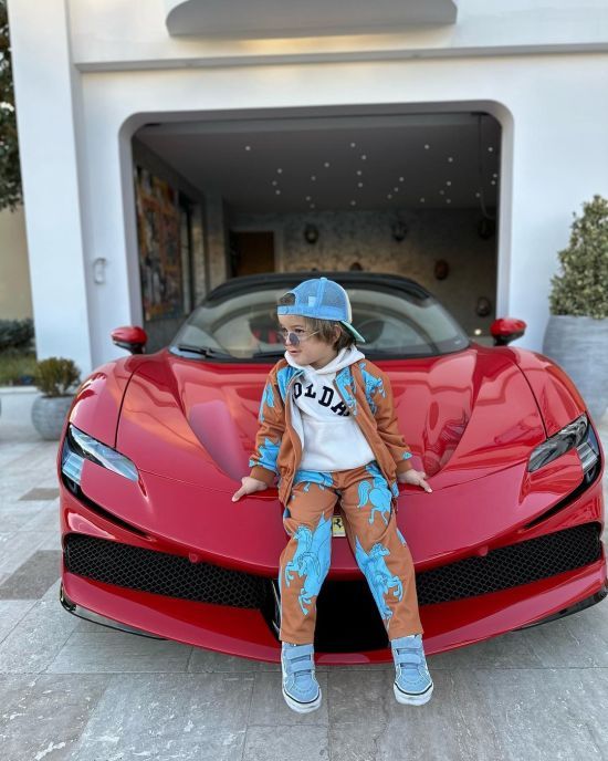 Трирічний хлопчик шокував майстерним дрифтом на Ferrari - відео
