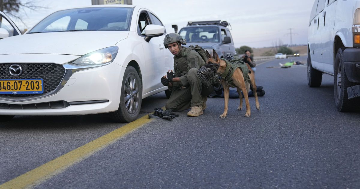 Израильский солдат скрывается на дороге возле Сдерота, Израиль
