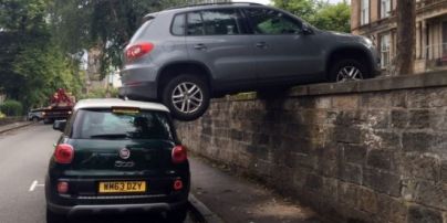 В Шотландии припаркованное авто зависло в воздухе