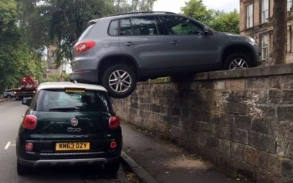 В Шотландии припаркованное авто зависло в воздухе