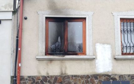 Провокация в Ужгороде: неизвестные с помощью коктейля Молотова хотели поджечь дом Закарпатского союза венгров
