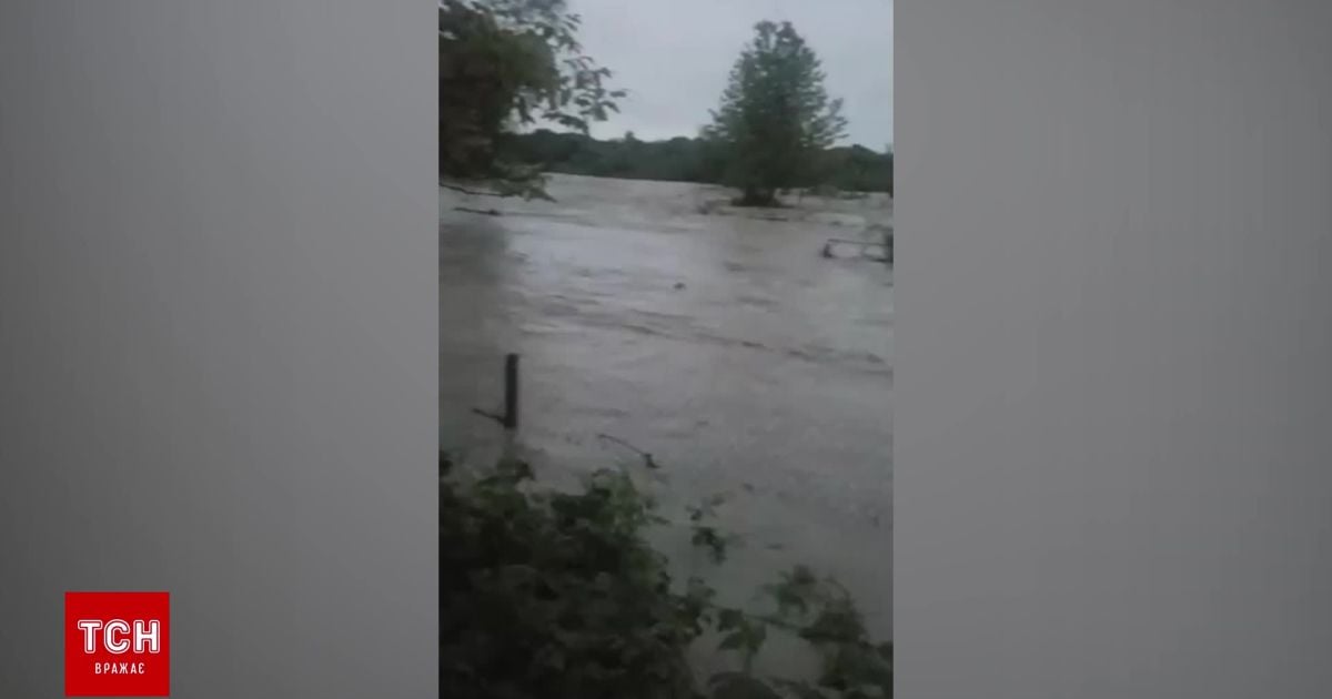 Жители Солотвино сняли затопление села на видео