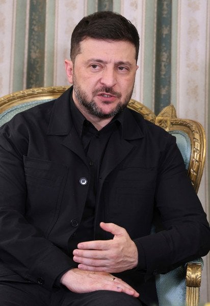 "Стоїмо там, де стоїмо": Зеленський зробив важливі заяви про Донбас, вибори і мирний план