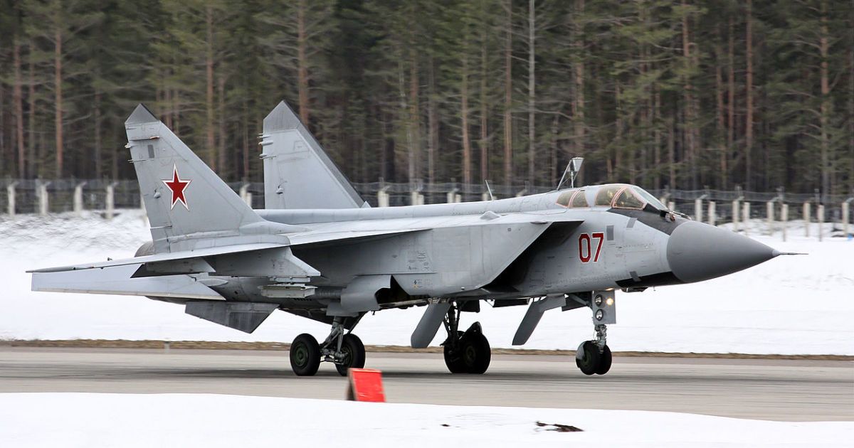 Российский истребитель МиГ-31 совершил аварийную посадку в Красноярском крае