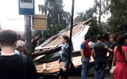 В РФ крыша дома упала на остановку, есть раненные