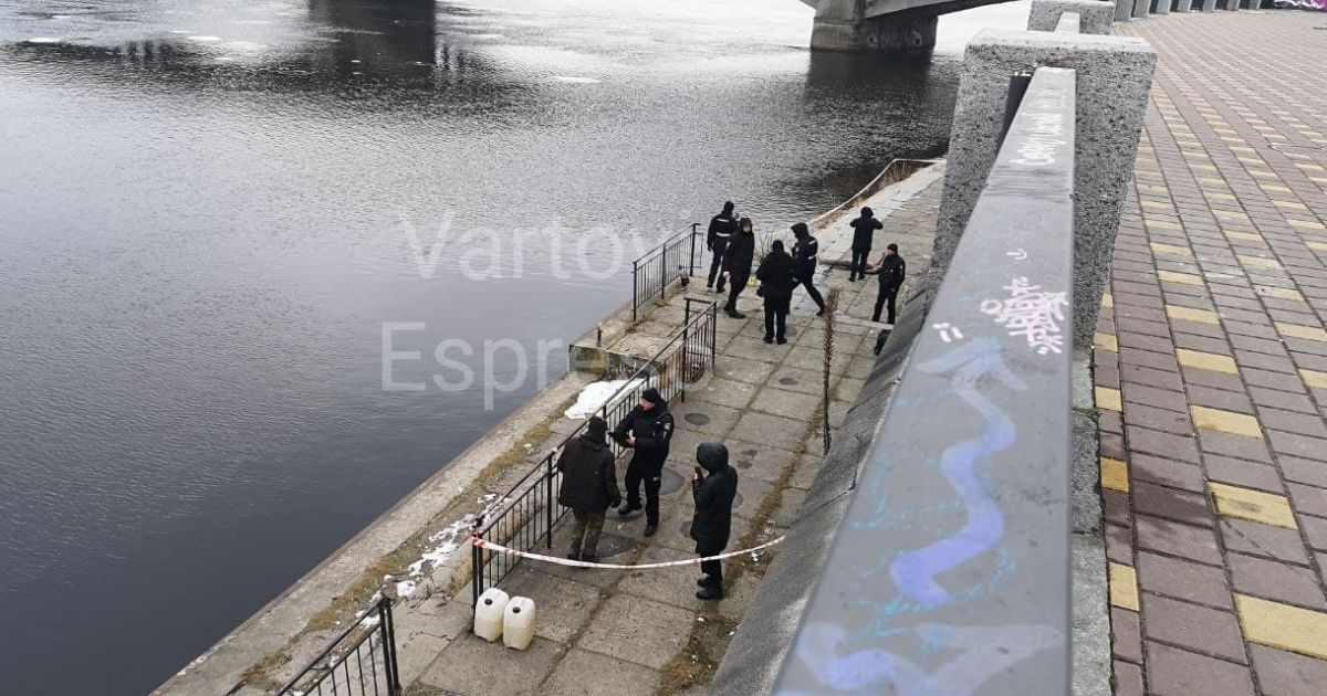 В Киеве из Днепра выловили обнаженный труп: видео