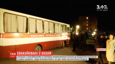 Автобусы с эвакуированными в сопровождении правоохранителей заехали в медцентр в Новых Санжарах