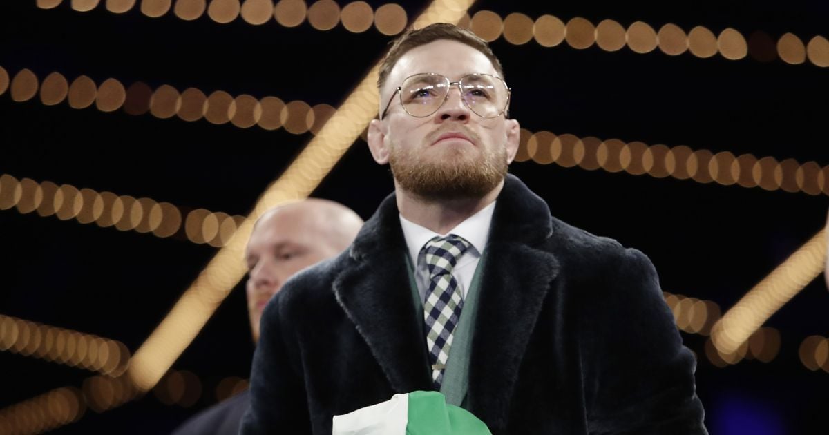 Экс-чемпион мира по боксу плюнул на граффити с изображением Макгрегора