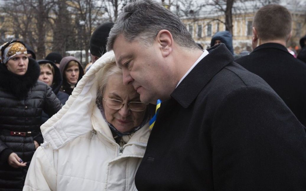 Президент Порошенко с супругой почтил Героев Небесной Сотни / © Сайт президента Украины