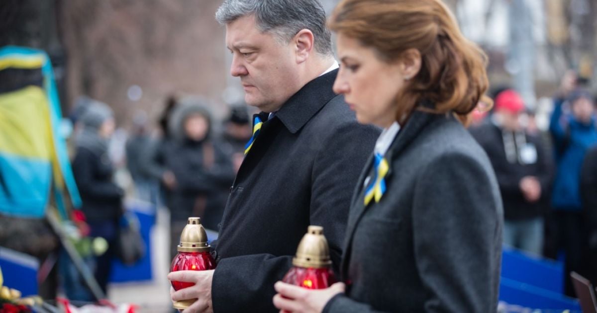 Президент Порошенко з дружиною вшанував Героїв Небесної Сотні / © Сайт президента України