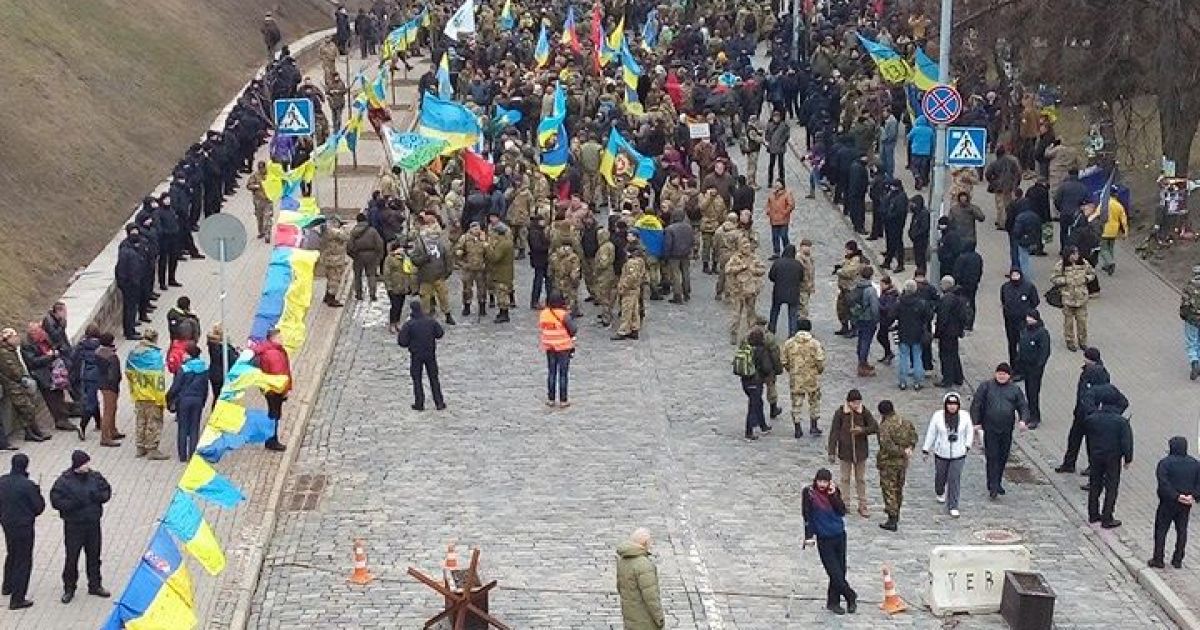 Флешмоб, тобто погром. Активісти потрощили офіси Ахметова та російських банків