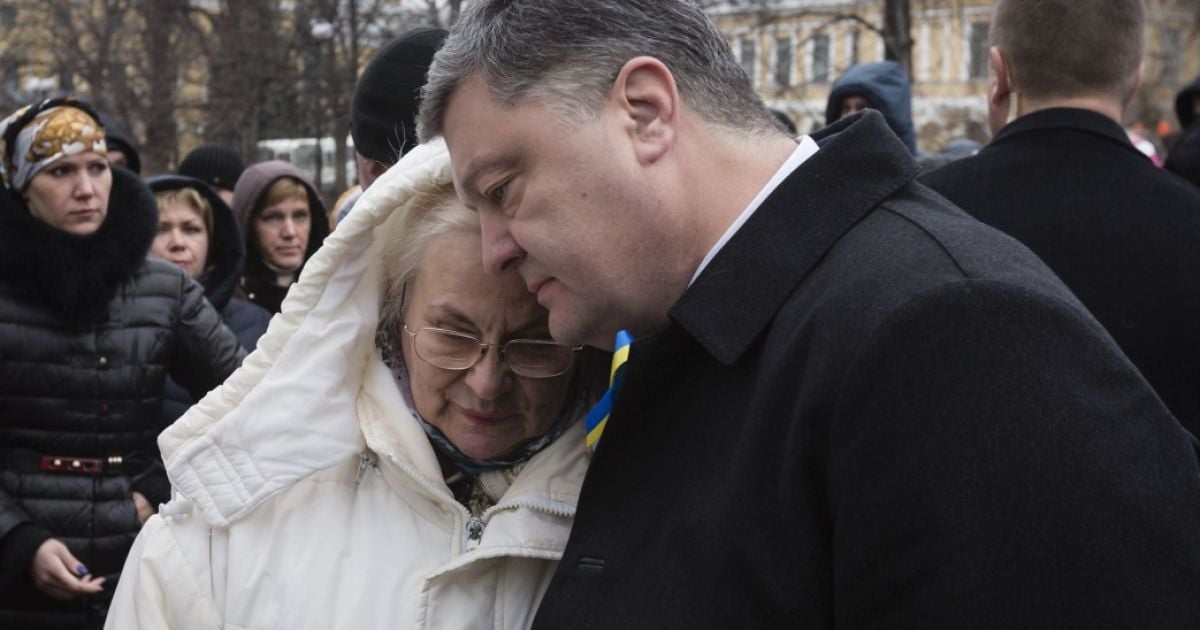 Президент Порошенко з дружиною вшанував Героїв Небесної Сотні / © Сайт президента України
