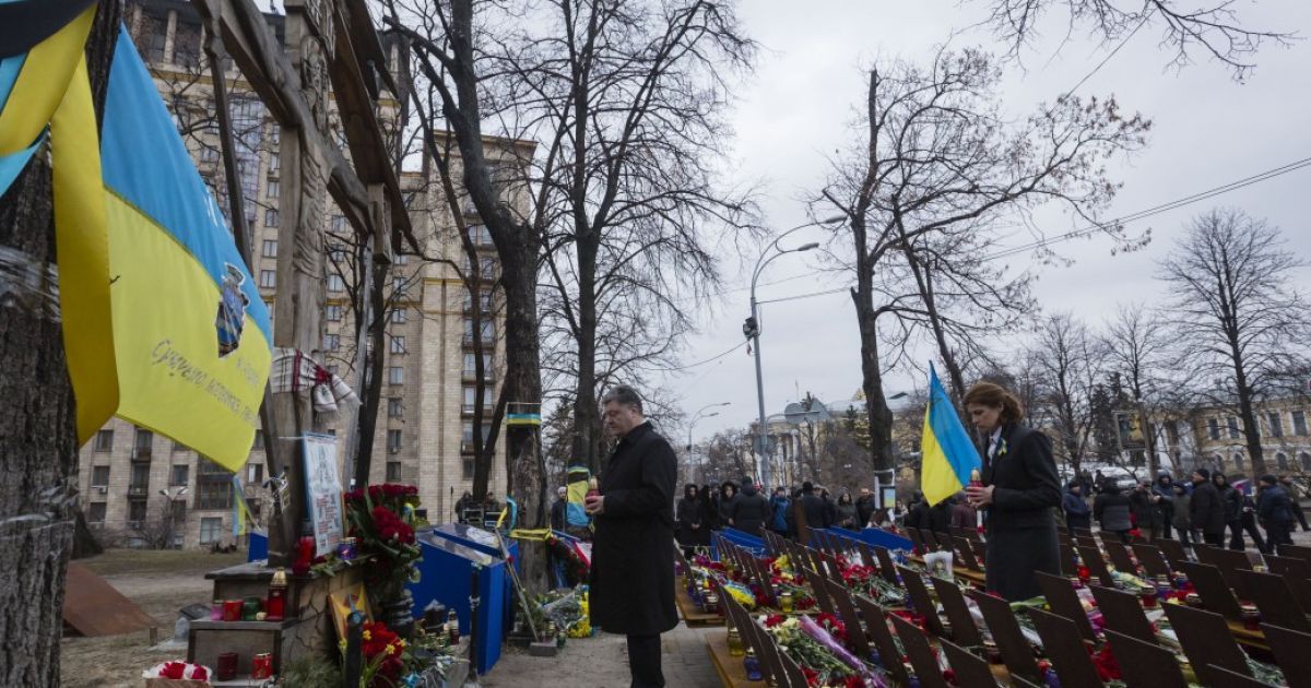 Президент Порошенко з дружиною вшанував Героїв Небесної Сотні / © Сайт президента України
