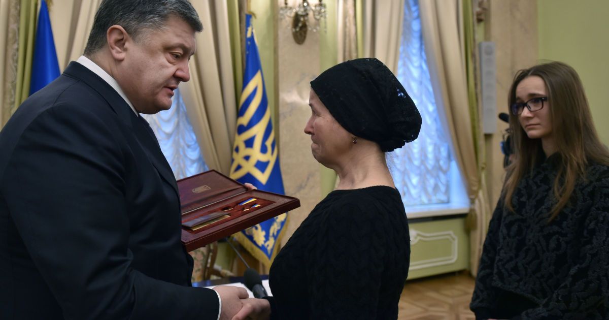 Президент Украины и вдова Героя Небесной Сотни Виктора Орленко