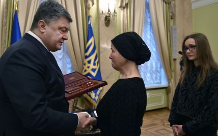 В годовщину расстрелов на Майдане Порошенко посмертно наградил еще одного Героя Небесной Сотни