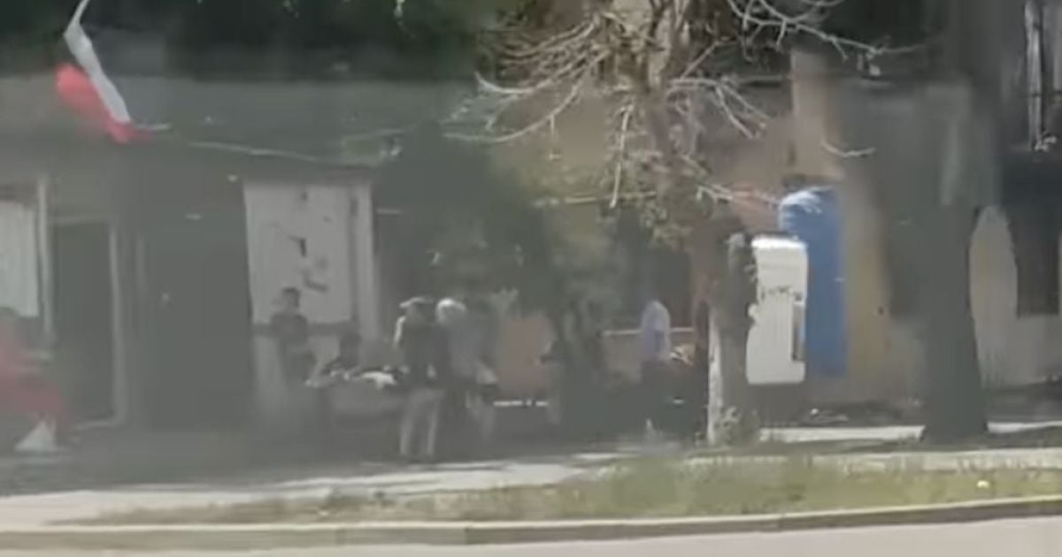 People Are Collecting Rainwater in Mariupol (Photo)