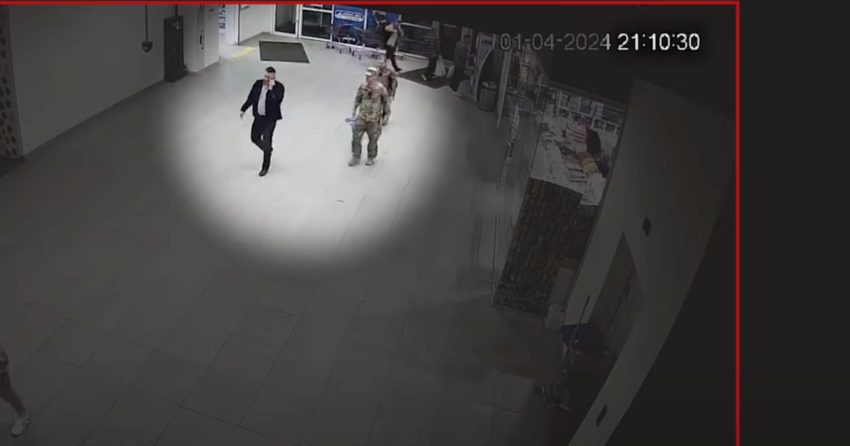 Представители ТЦК и СП, вручившие журналисту повестку после расследования о главе кибербезопасности СБУ / Фото: скриншот