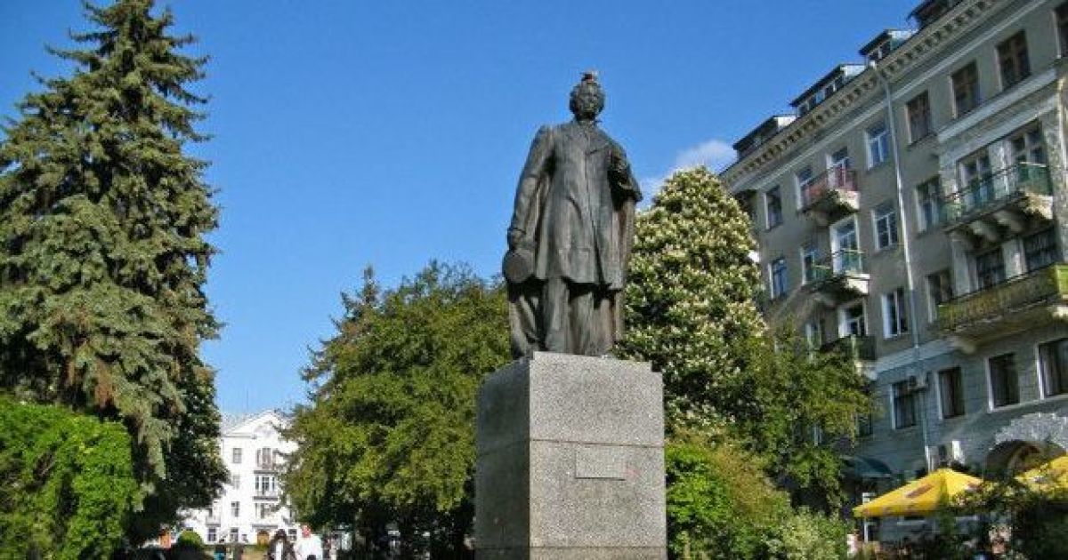 "Все русское нужно демонтировать": в Тернополе убрали из центра памятник Пушкину