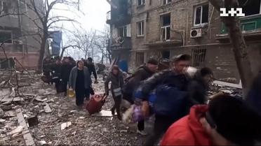 Росіяни не випускають людей з Маріуполя в Україну і везуть у бік Росії – "Нічна варта"